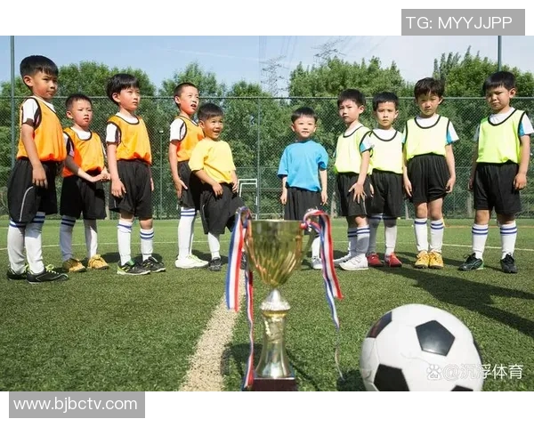 冲向足球明星的年轻球员们他们的梦想与奋斗历程